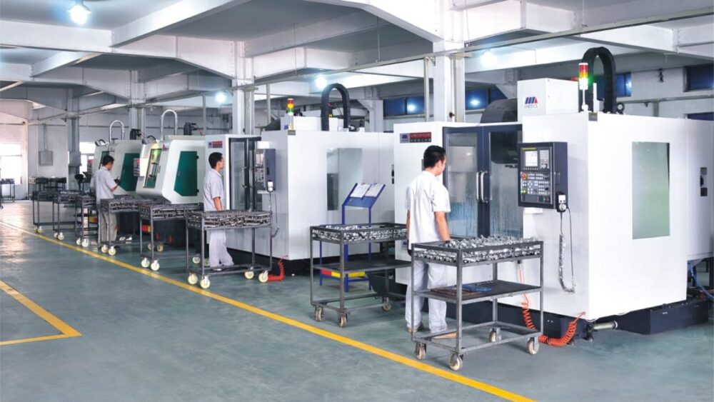 🇹🇼 ĐƠN HÀNG TUYỂN GẤP – NAM THAO TÁC MÁY CNC TẠI ĐÀI TRUNG 🇹🇼 1 nhan vien dung may CNC 1000x563 1
